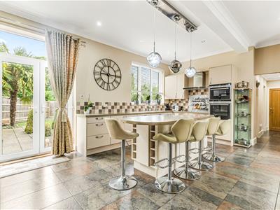 FITTED KITCHEN / LIVING